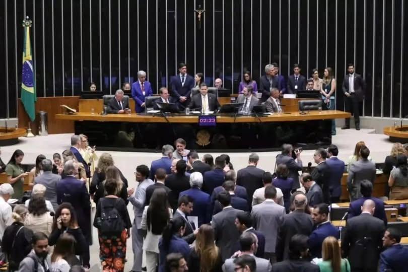 Congresso derruba veto de Lula e aprova redução de penas para condenados por atos antidemocráticos