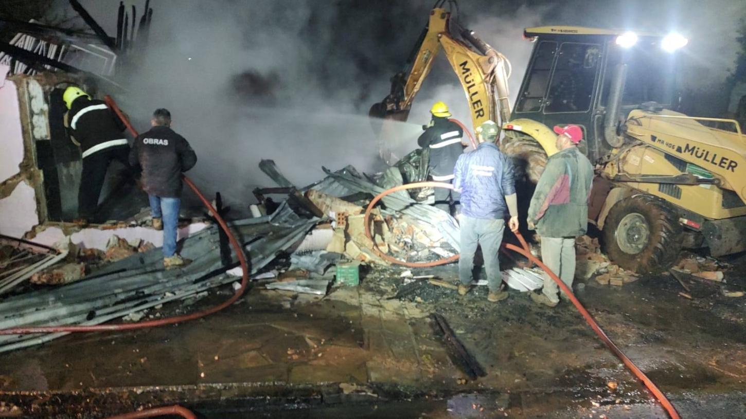 INCÊNDIO DESTRÓI TOTALMENTE RESIDÊNCIA NO CENTRO DE ESMERALDA; EQUIPES E COMUNIDADE ATUAM NO COMBATE.