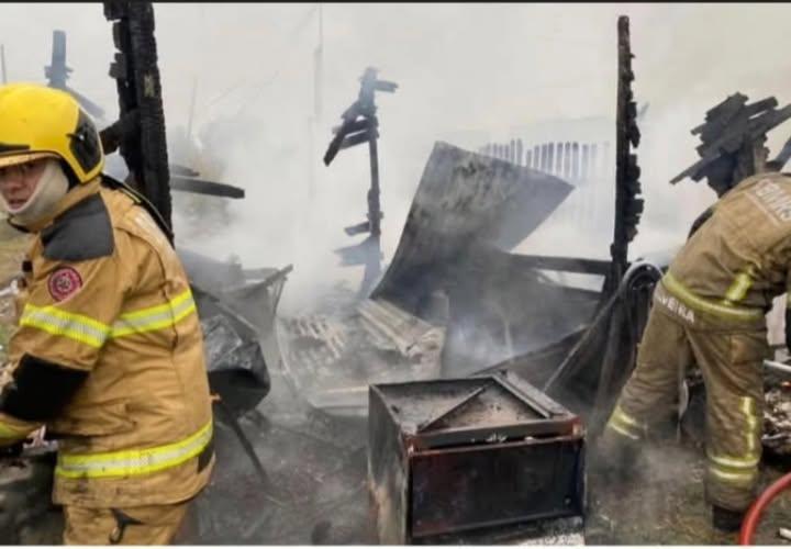 Raio provoca incêndio e destrói casa em Rio Grande durante temporal