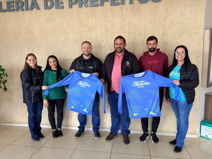 Sesc Vacaria realiza entrega das camisetas do Dia do Desafio na Prefeitura Municipal