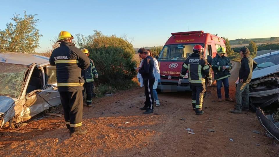 TRÊS PESSOAS FICAM FERIDAS EM COLISÃO ENTRE DOIS VEÍCULOS NO INTERIOR DE MUITOS CAPÕES