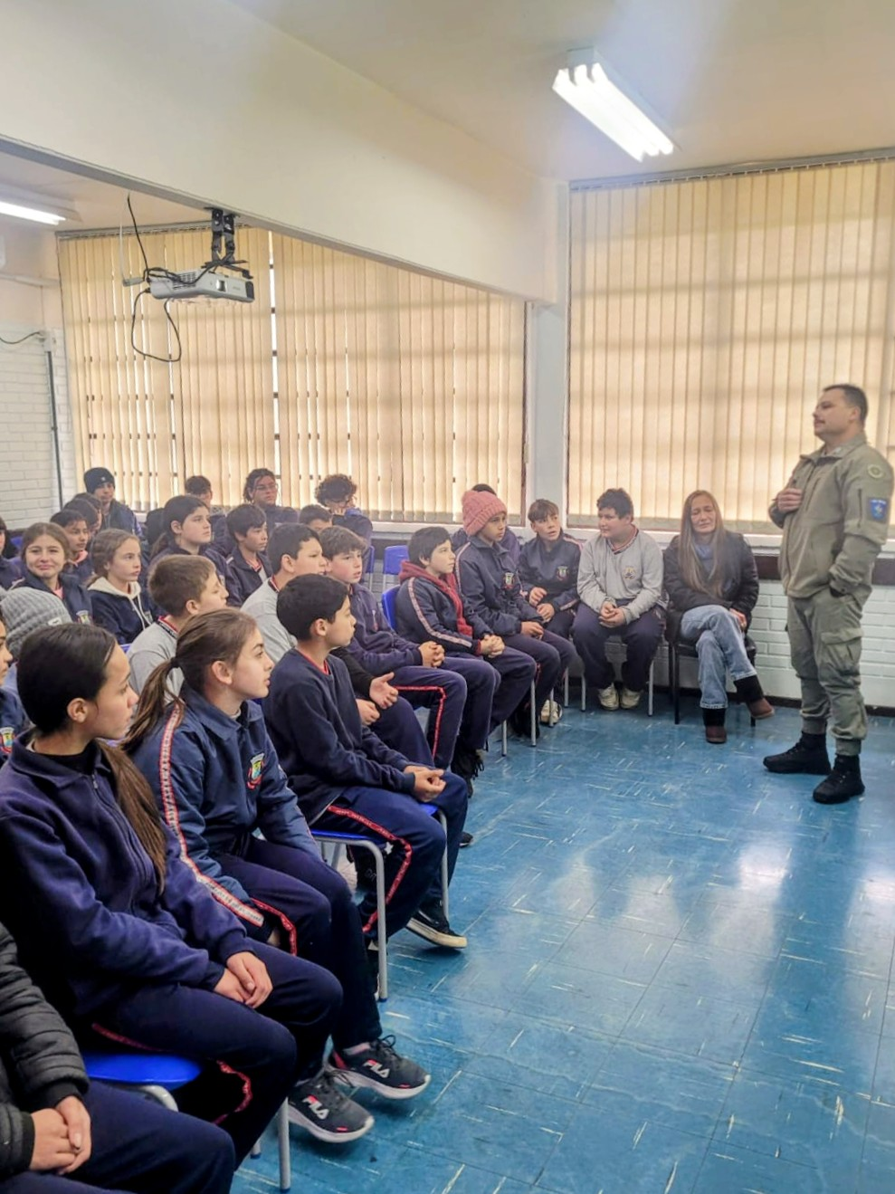 Brigada Militar de Lagoa Vermelha realiza palestra de combate ao bullying em escola da região