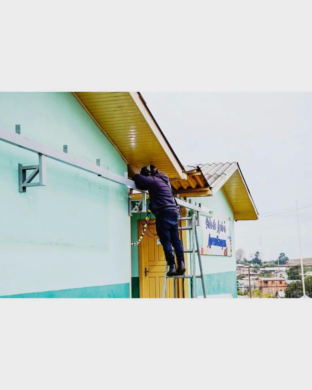 ESCOLA MUNICIPAL DR. NICANOR KRAMER DA LUZ RECEBE NOVA COBERTURA EM ESMERALDA