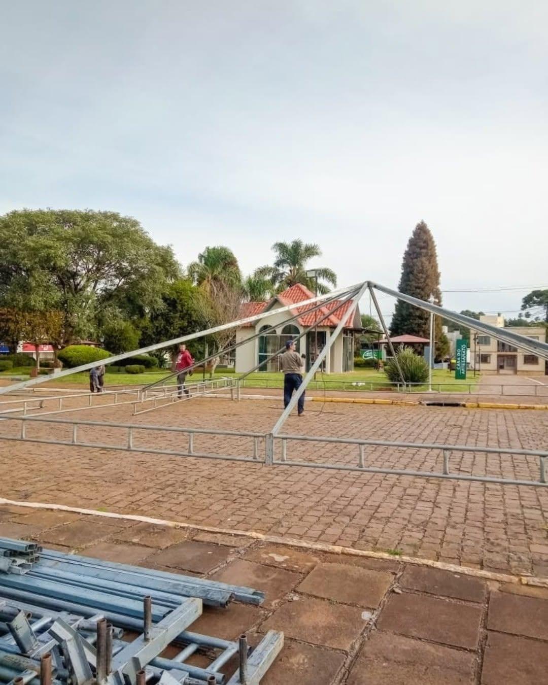Rua Antônio Inácio Velho fica fechada até sexta-feira para montagem da Festa Junina em Esmeralda