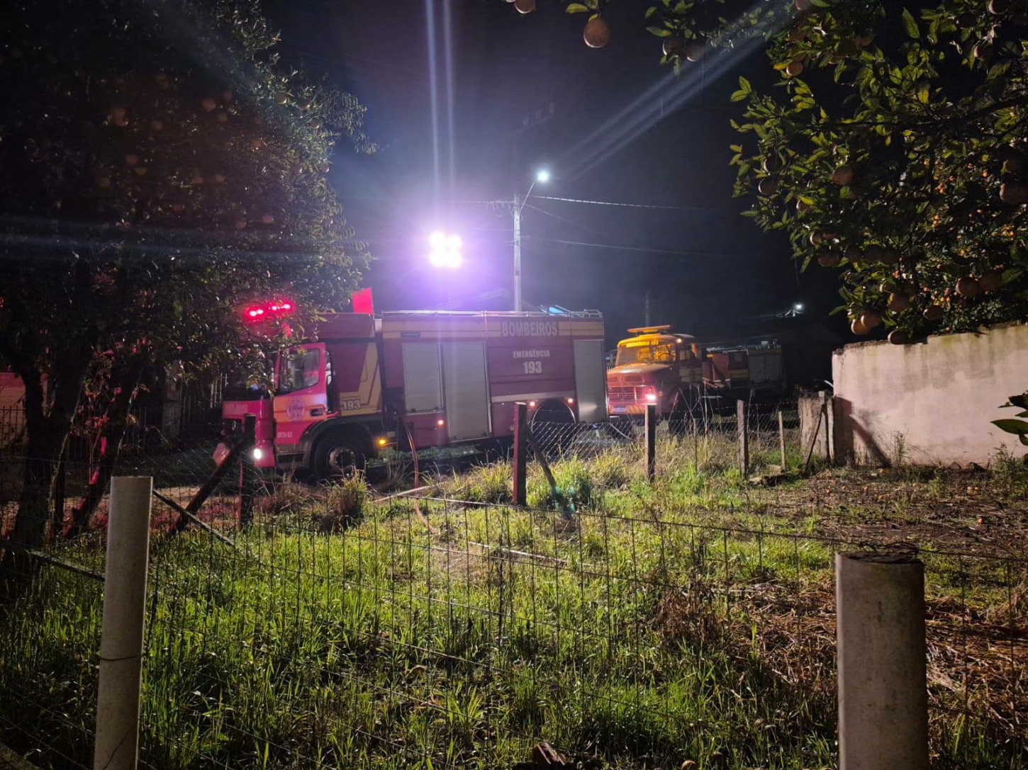 Incêndio destrói residência no Bairro Borges em Anita Garibaldi/SC; botijão de GLP com vazamento é retirado com segurança