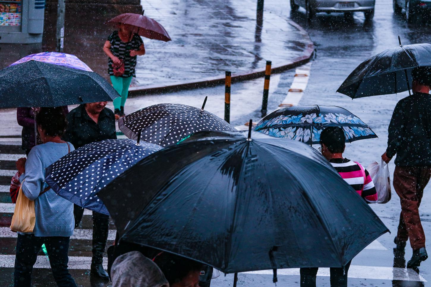 O Instituto Nacional de Meteorologia emitiu quatro alertas de temporais e ventos intensos para o RS até este sábado