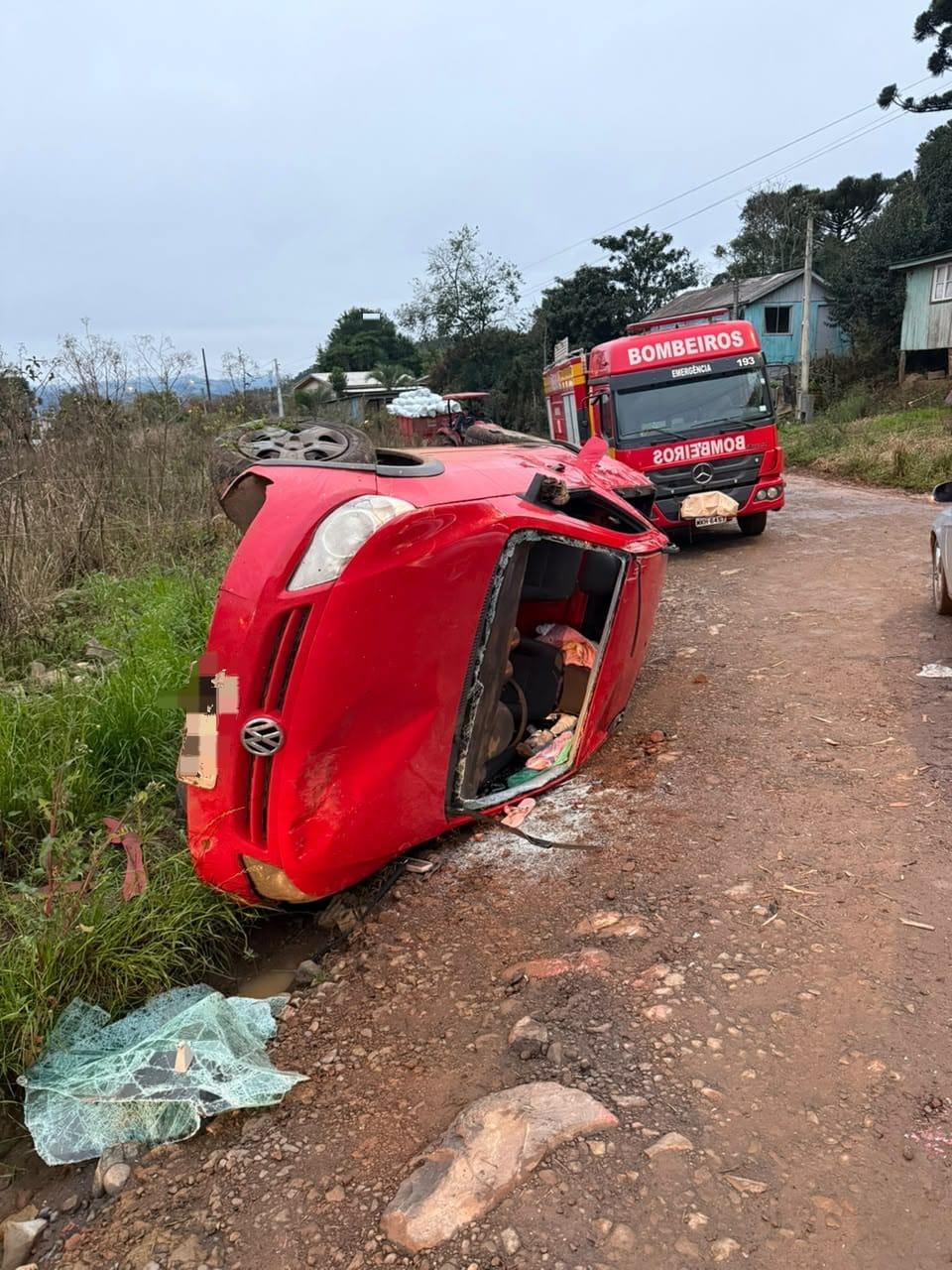 Carro capota após sair da pista na Estrada Geral de Coopercampos, em Anita Garibaldi