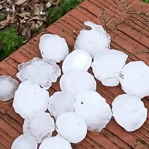 Chuva de granizo atinge cidades do Vale do Caí; Rio Grande do Sul segue em alerta vermelho para temporais