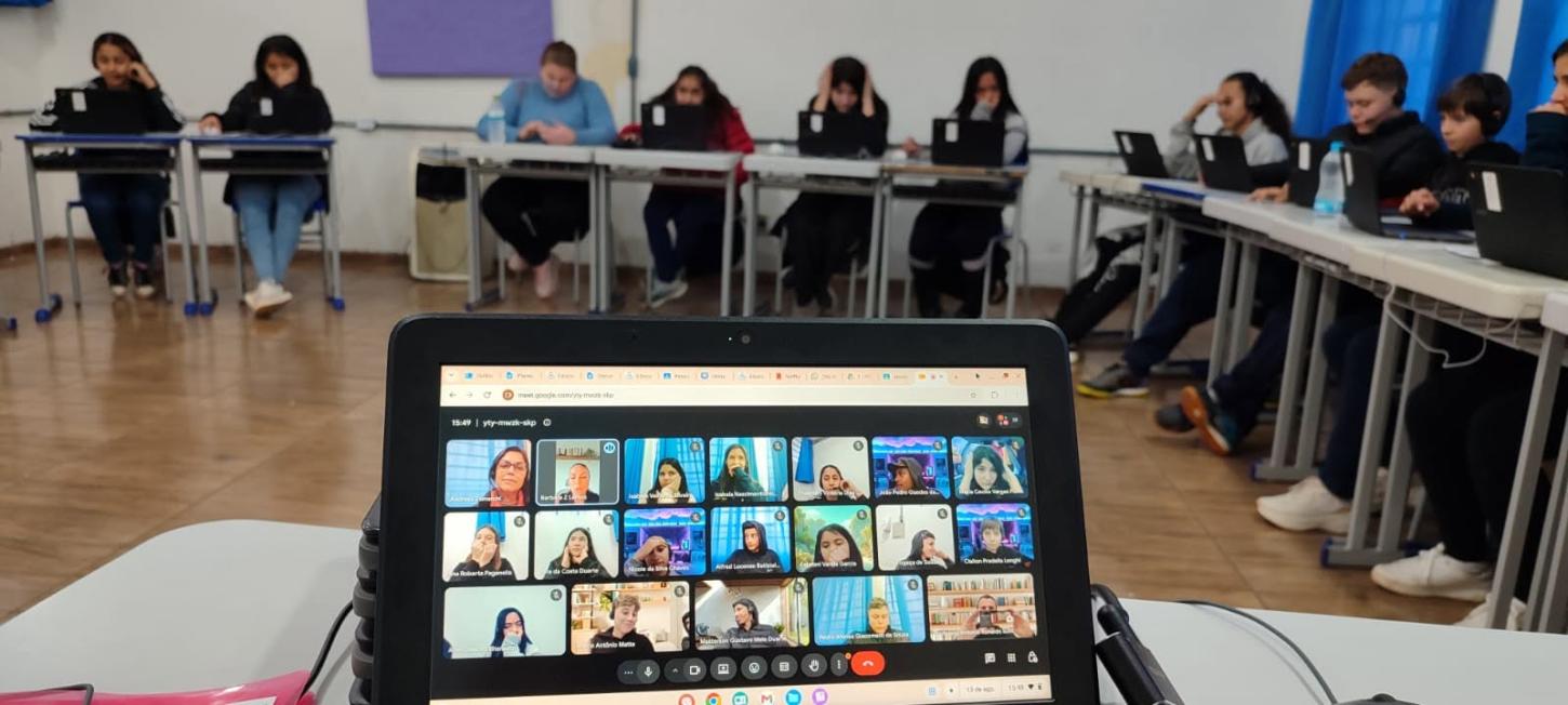 De Pinhal da Serra a Orlando EUA: alunos do 8º ano atravessam fronteiras em aula sobre cultura e imigração