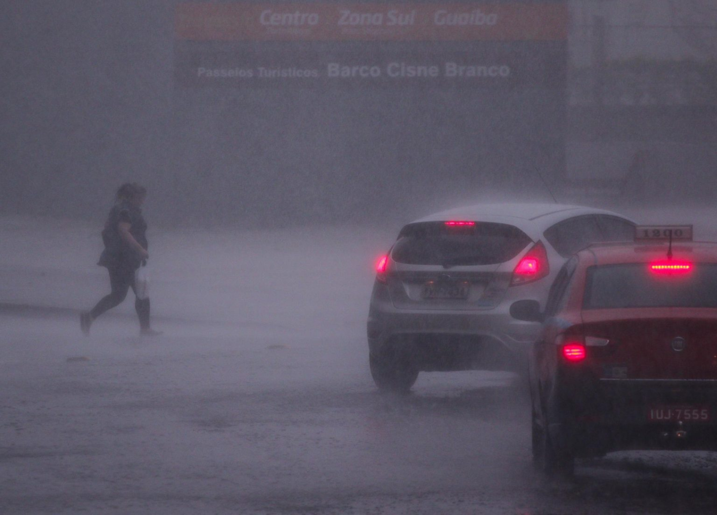 Defesa Civil emite alerta para ventos fortes e pancadas de chuva em Porto Alegre