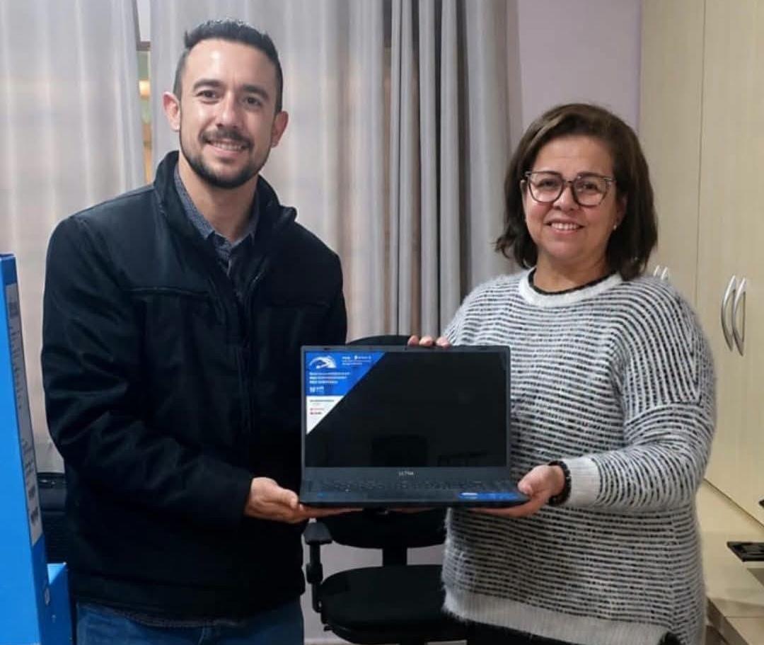 Educação e Tecnologia: CPM da Escola Dr. Nicanor Kramer da Luz adquire novos notebooks com apoio do Fundo Social do Sicredi