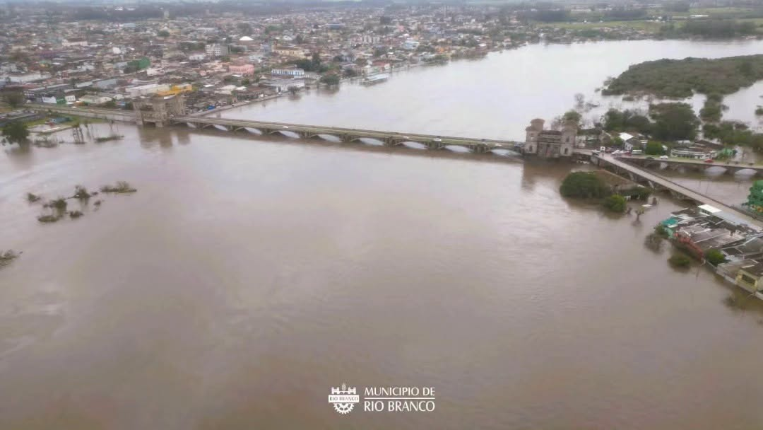 ENCHENTE NO URUGUAI: Fortes chuvas alagam Río Branco e deixam dezenas de desabrigados nesta quarta-feira