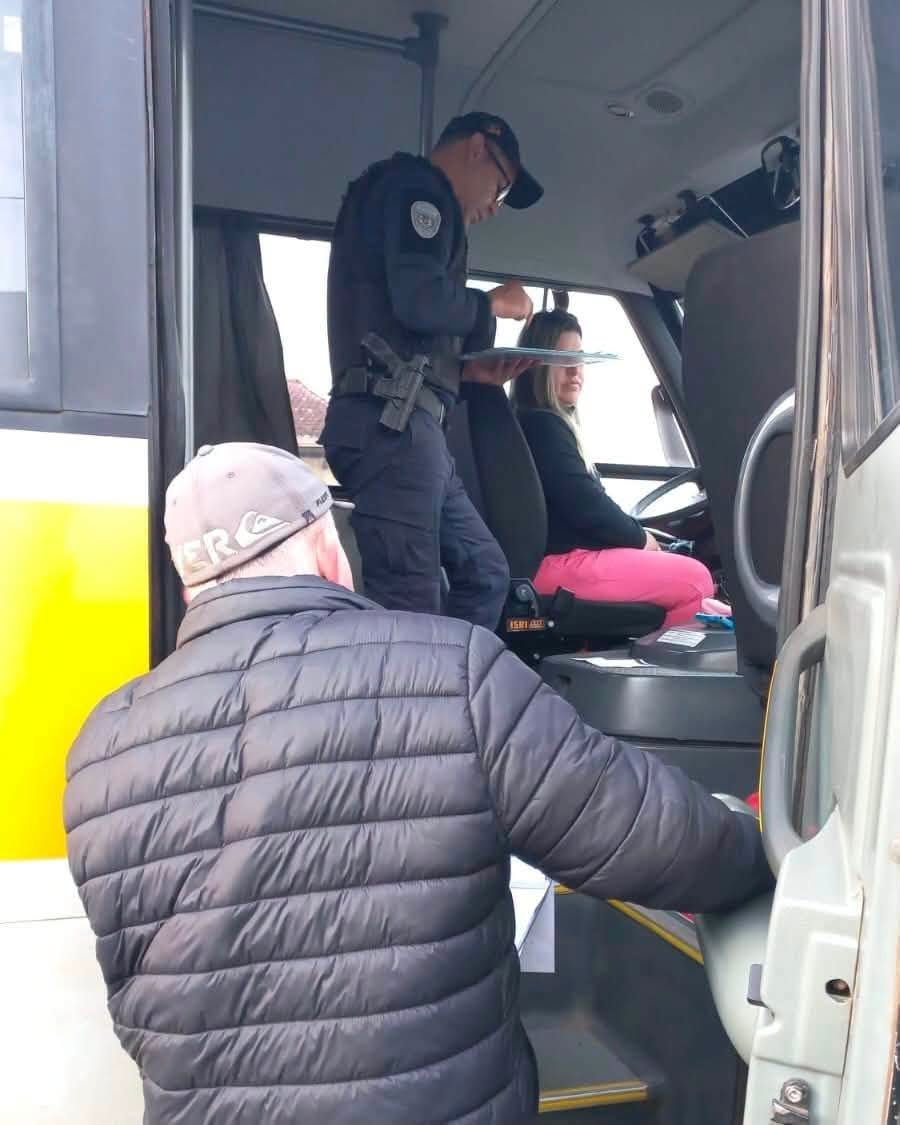 Fiscalização do transporte escolar resulta em veículos autuados em Vacaria