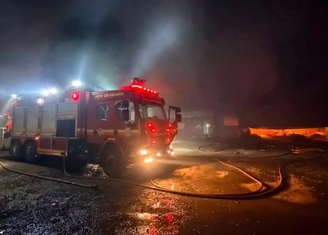 Incêndio de grandes proporções atinge empresa de móveis em Lagoa Vermelha