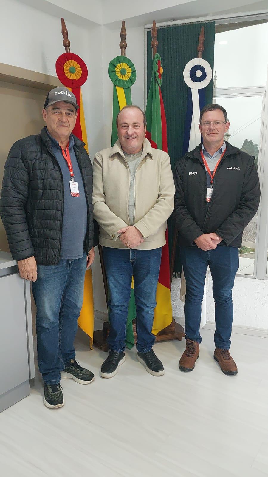 Prefeito Ailton Sá da Rosa recebe gerente e liderança da Cotrijal em Esmeralda