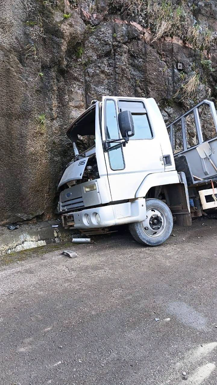 Saída de pista deixa dois feridos na SC-452, na divisa entre Anita Garibaldi e Pinhal da Serra
