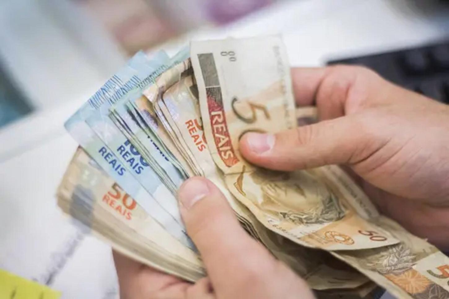 Salário mínimo deve aumentar para R$ 1.741 em 2027