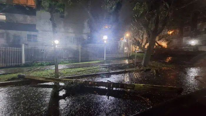 Vento de 120 km/h atinge Porto Alegre; capital tem falta de luz e trensurb paralisado