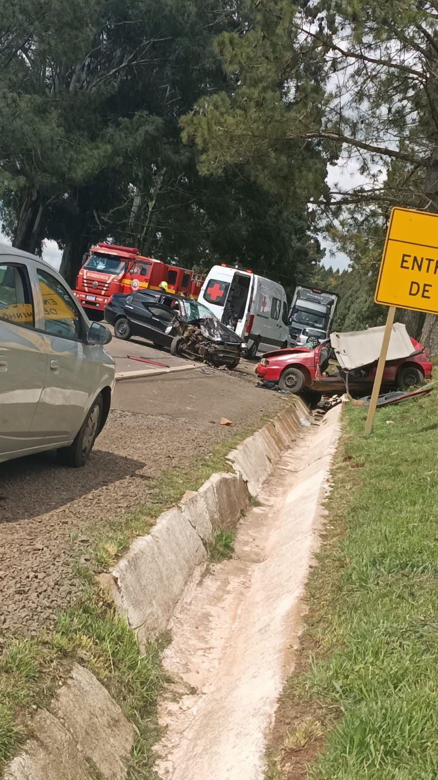 Colisão frontal entre dois carros deixa trânsito interrompido na BR-285, em Muitos Capões.