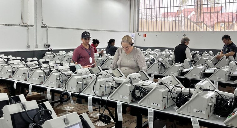 Justiça Eleitoral gaúcha inicia a preparação das urnas eletrônicas que serão utilizadas nas eleições de outubro