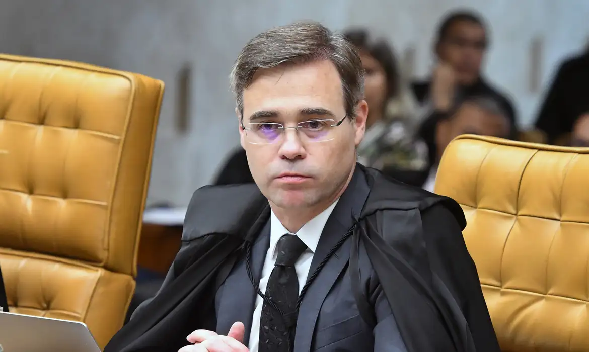 Ministro André Mendonça vai relatar ação do presidenciável Renan Santos contra o reajuste do Bolsa Família