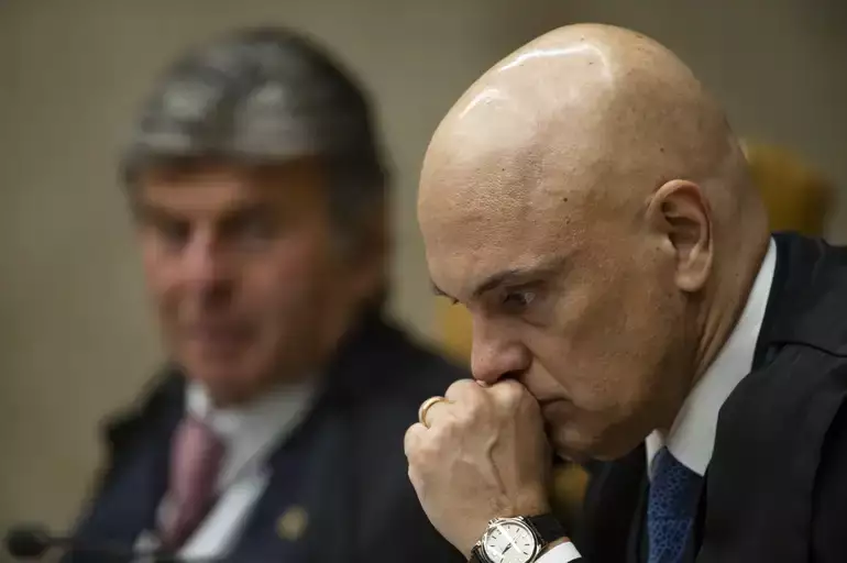 Decisão do ministro Luiz Fux sobre acesso a processos de Bolsonaro gera incômodo no Supremo