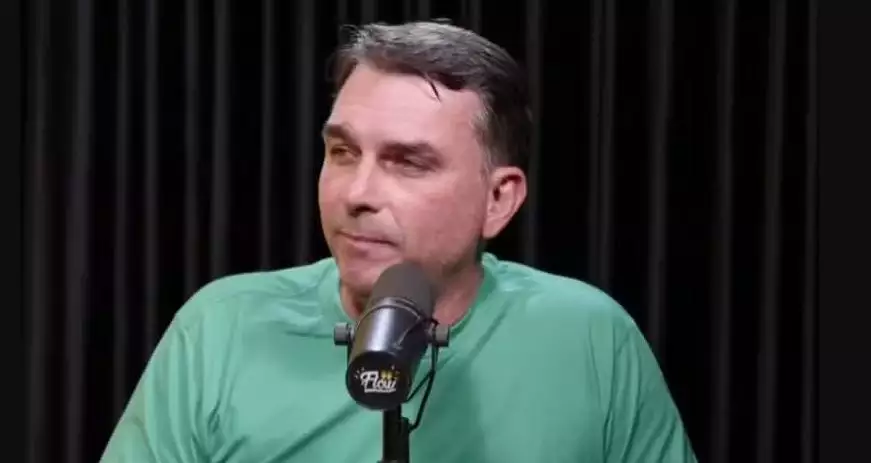 Flávio Bolsonaro diz que fim da jornada de trabalho 6×1 é oportunismo eleitoral de Lula e fala em remuneração por hora