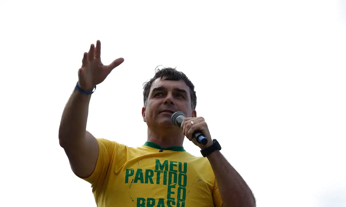 Imprensa internacional repercute saída de Flávio Bolsonaro do Brasil