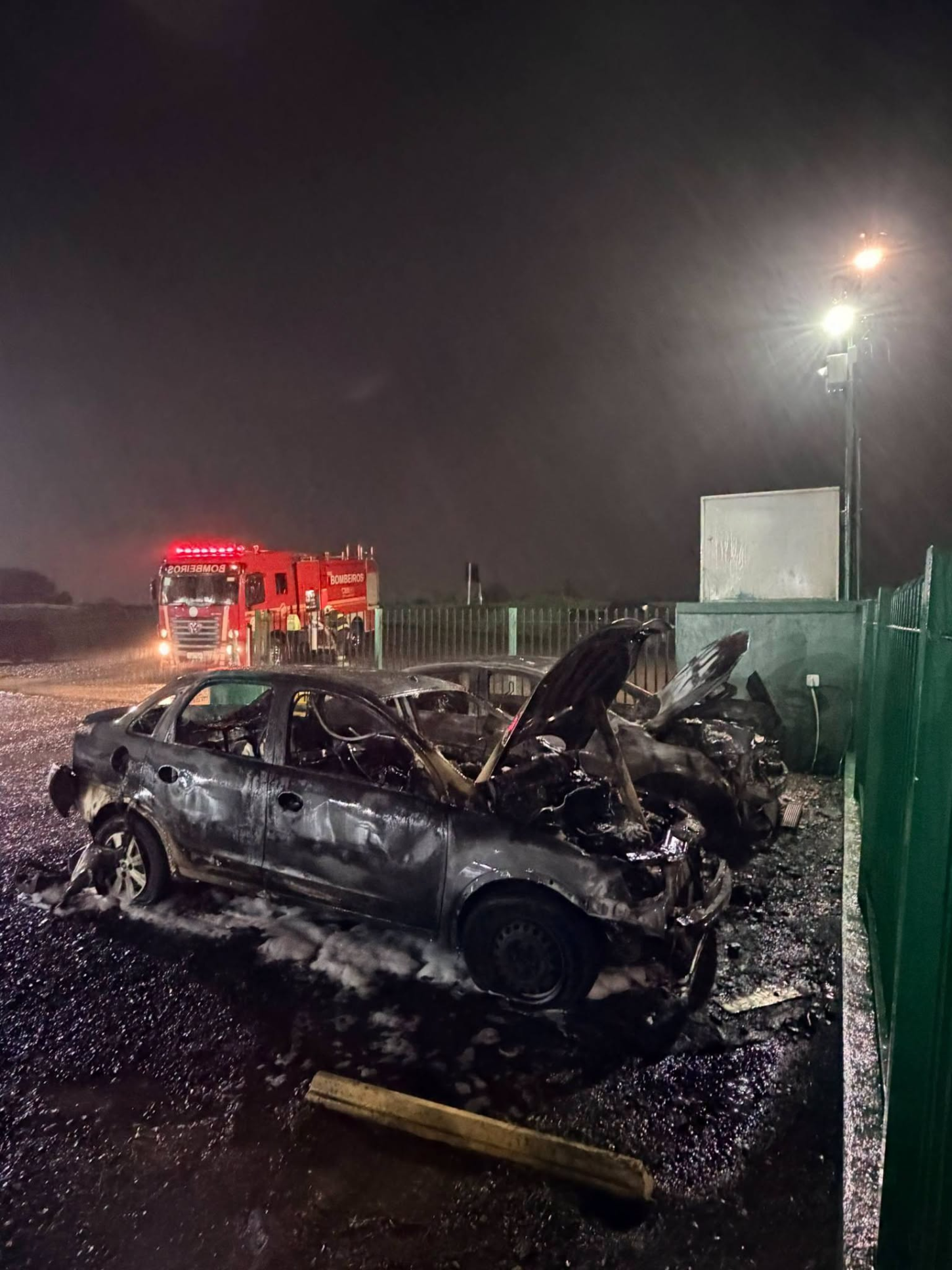 Incêndio destrói dois veículos no pátio de empresa de transportes em Vacaria
