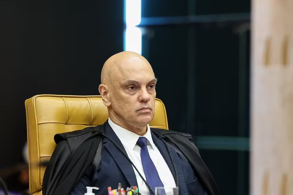 Ministro do Supremo Alexandre de Moraes manda a Procuradoria-Geral da República se manifestar sobre o pedido de Bolsonaro para liberar visitas de Fláv