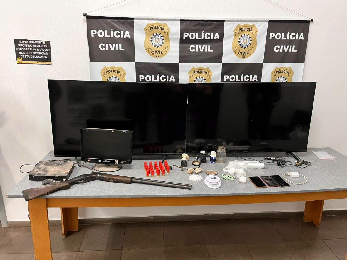 Polícia Civil apreende drogas, arma de fogo e objetos relacionados ao tráfico em Esmeralda