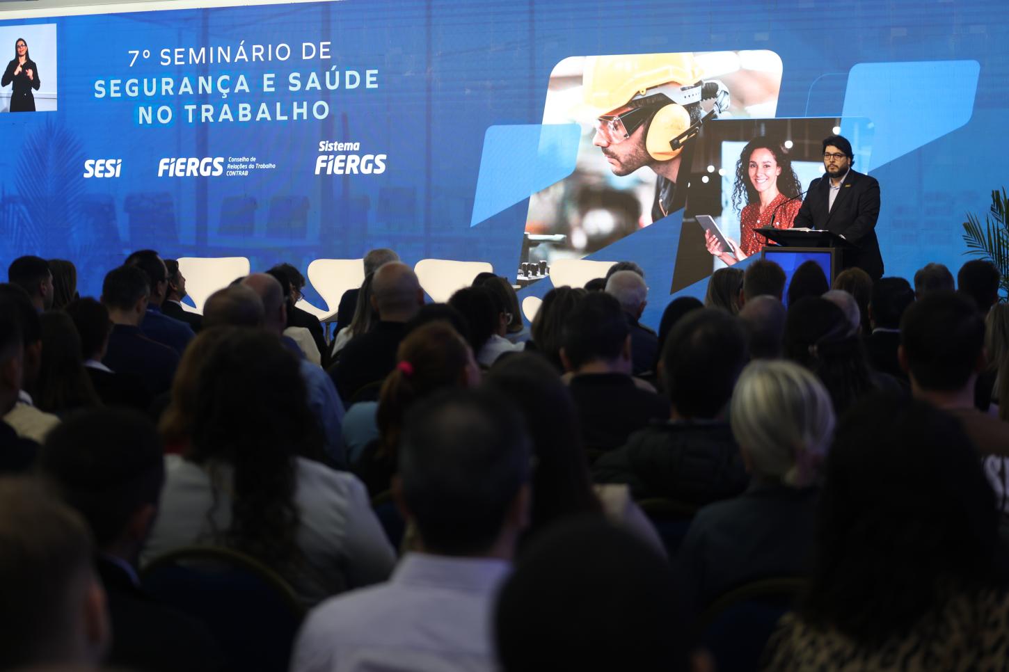 Seminário de SST reúne especialistas na FIERGS para discutir gestão de riscos e impactos tributários