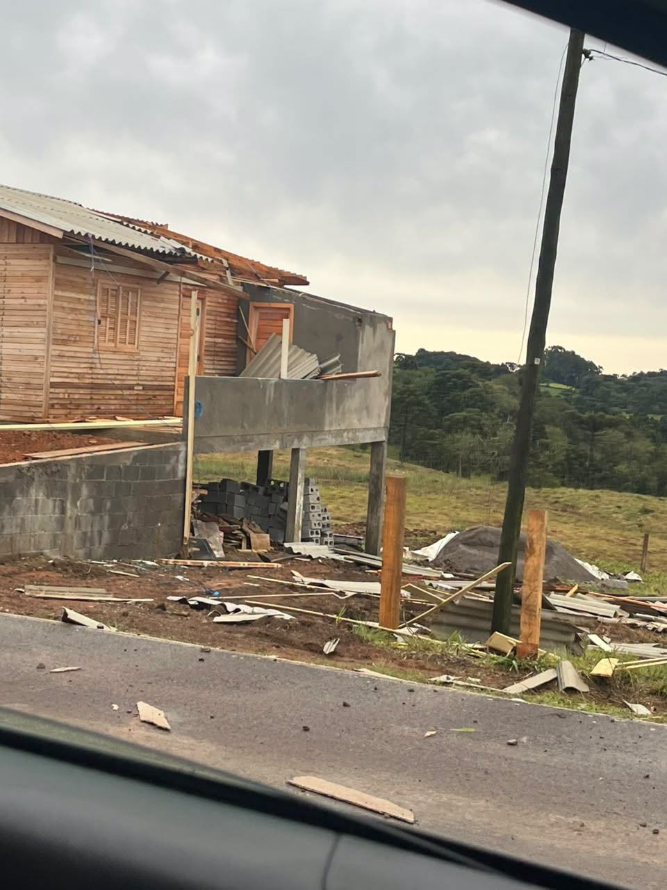 Temporal causa estragos em Anita Garibaldi e mobiliza equipes de emergência durante a madrugada