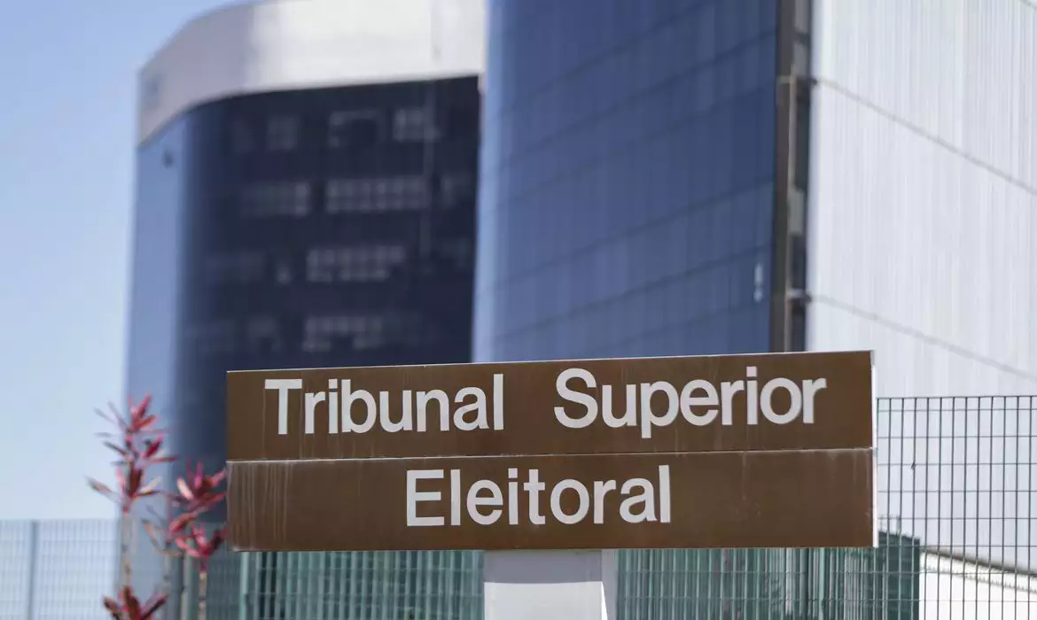 Tribunal Superior Eleitoral barra anúncios de Lula acusando Flávio Bolsonaro de ser contra a escala 6×1