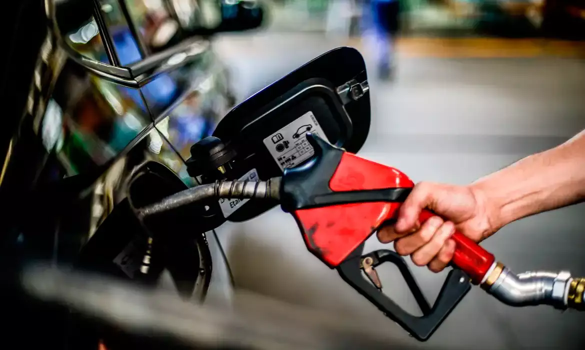 Tributos da gasolina são zerados e subsídios a combustíveis, ampliados