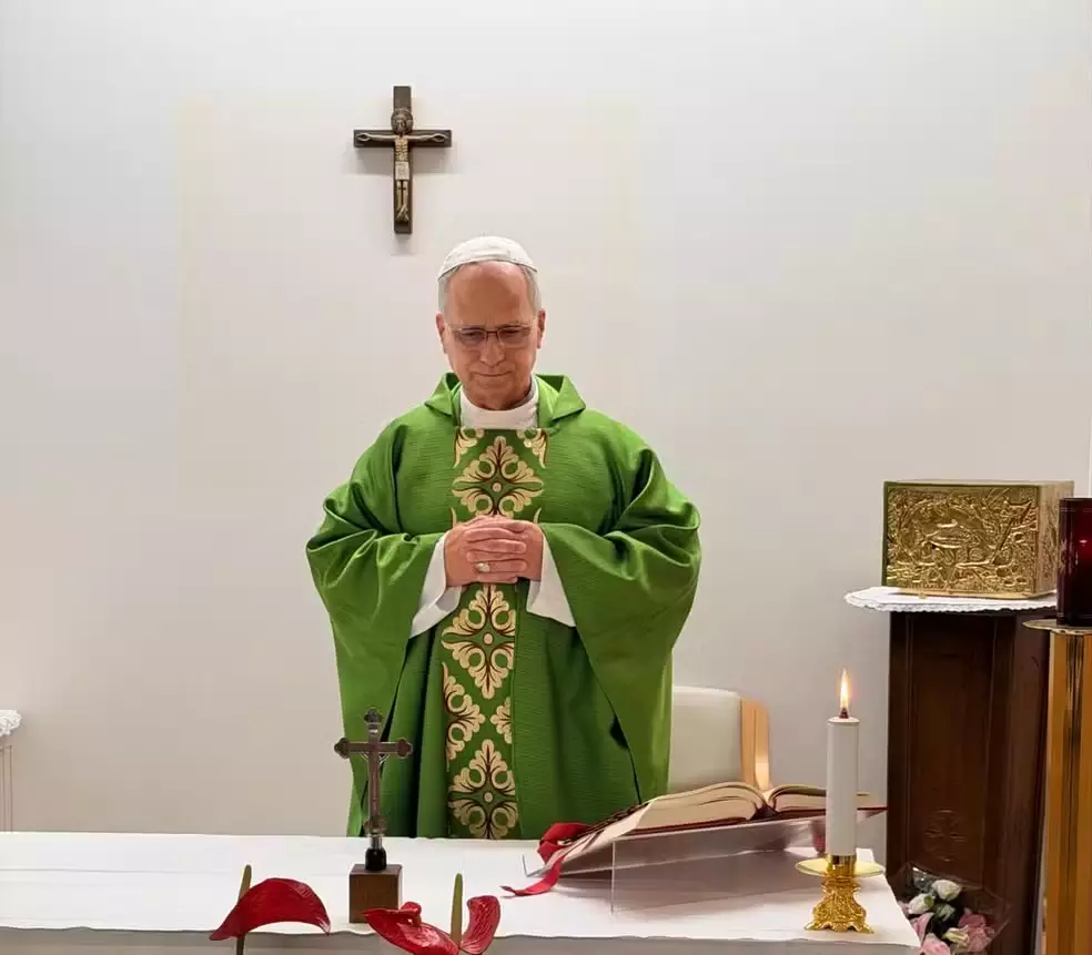 Vaticano divulga as primeiras fotos do papa Leão XIV após cirurgia para retirada de câncer